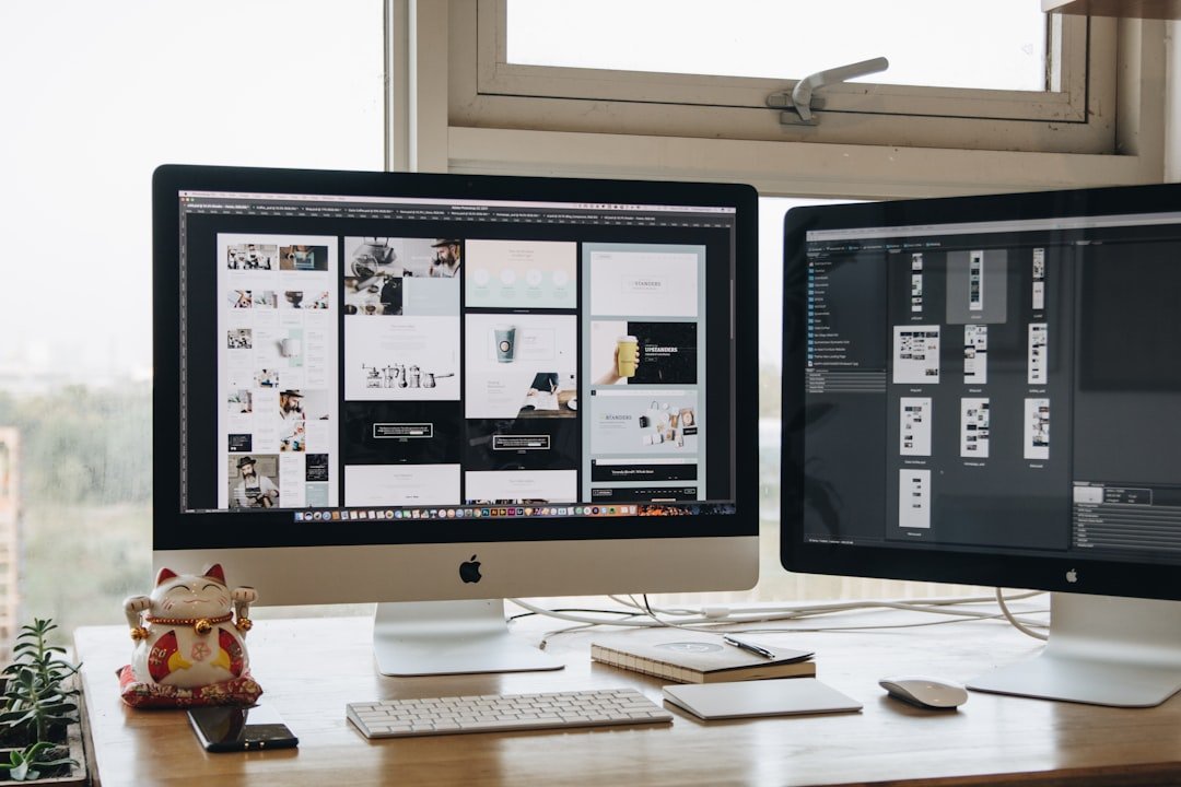Puesto de trabajo con dos monitores para consultoría informática